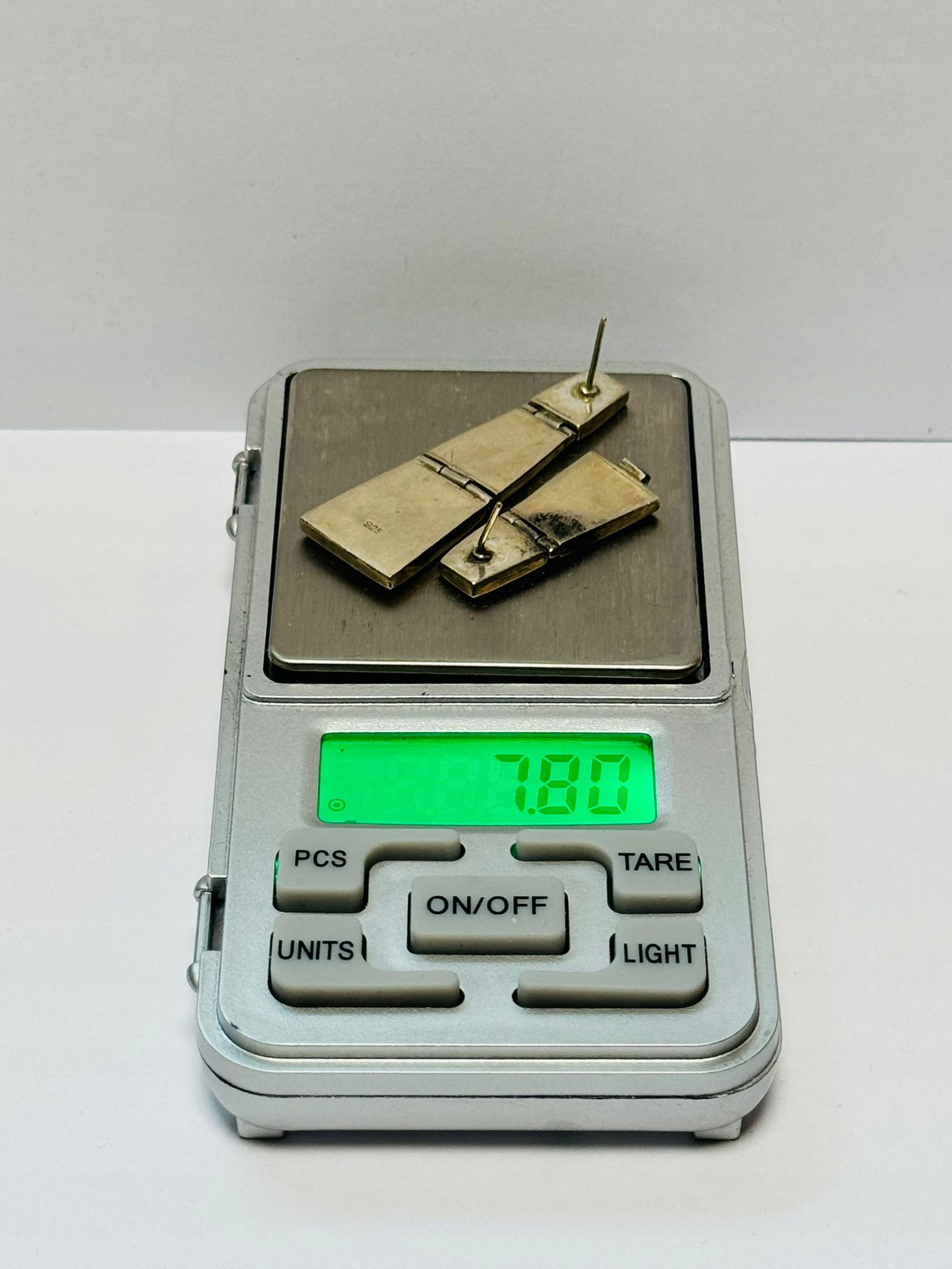 15617710952